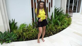 Attractive brunette came to the villa and received deep oral sex after which she squirted loudly!